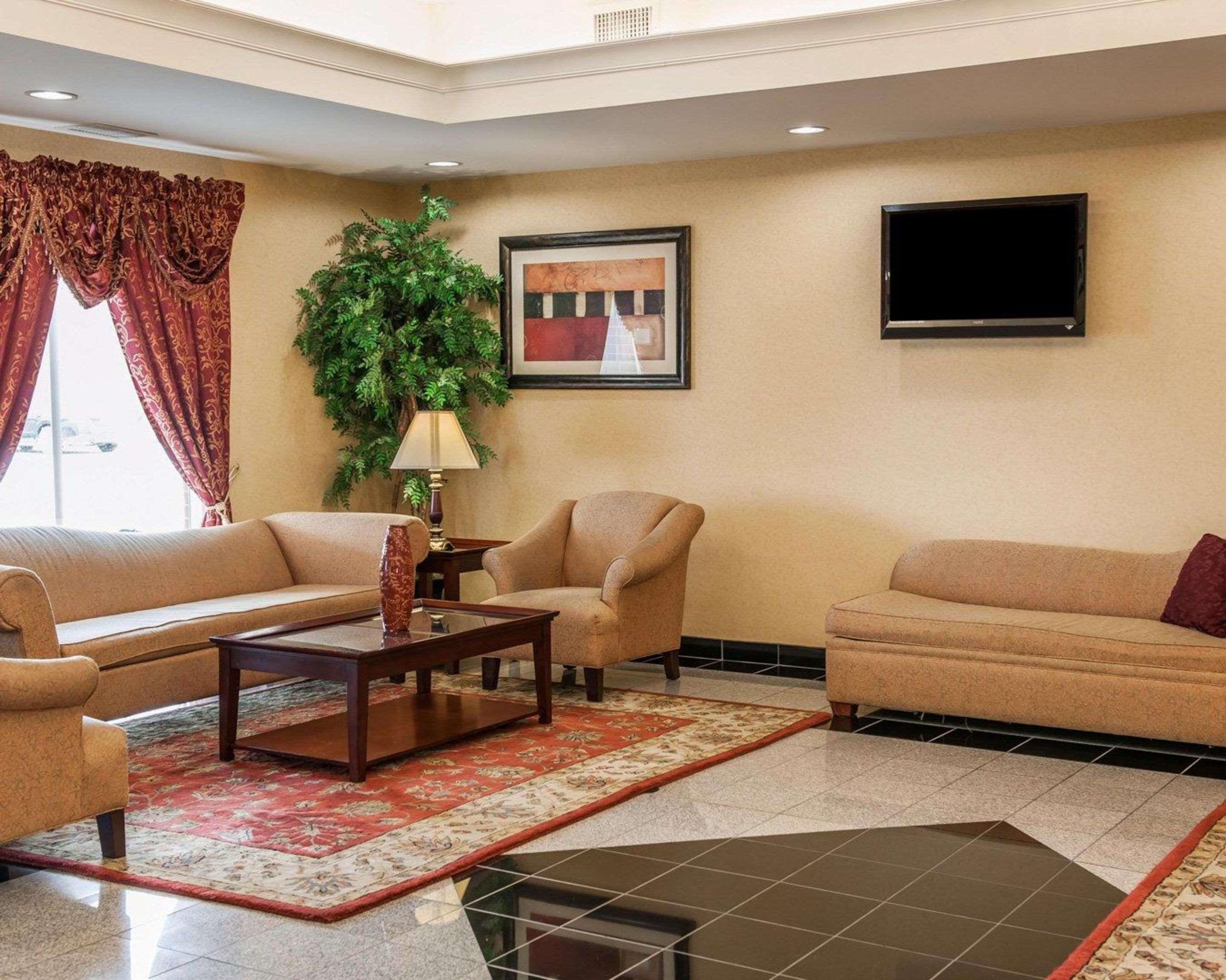 Comfort Suites Near Indianapolis Airport Exterior photo