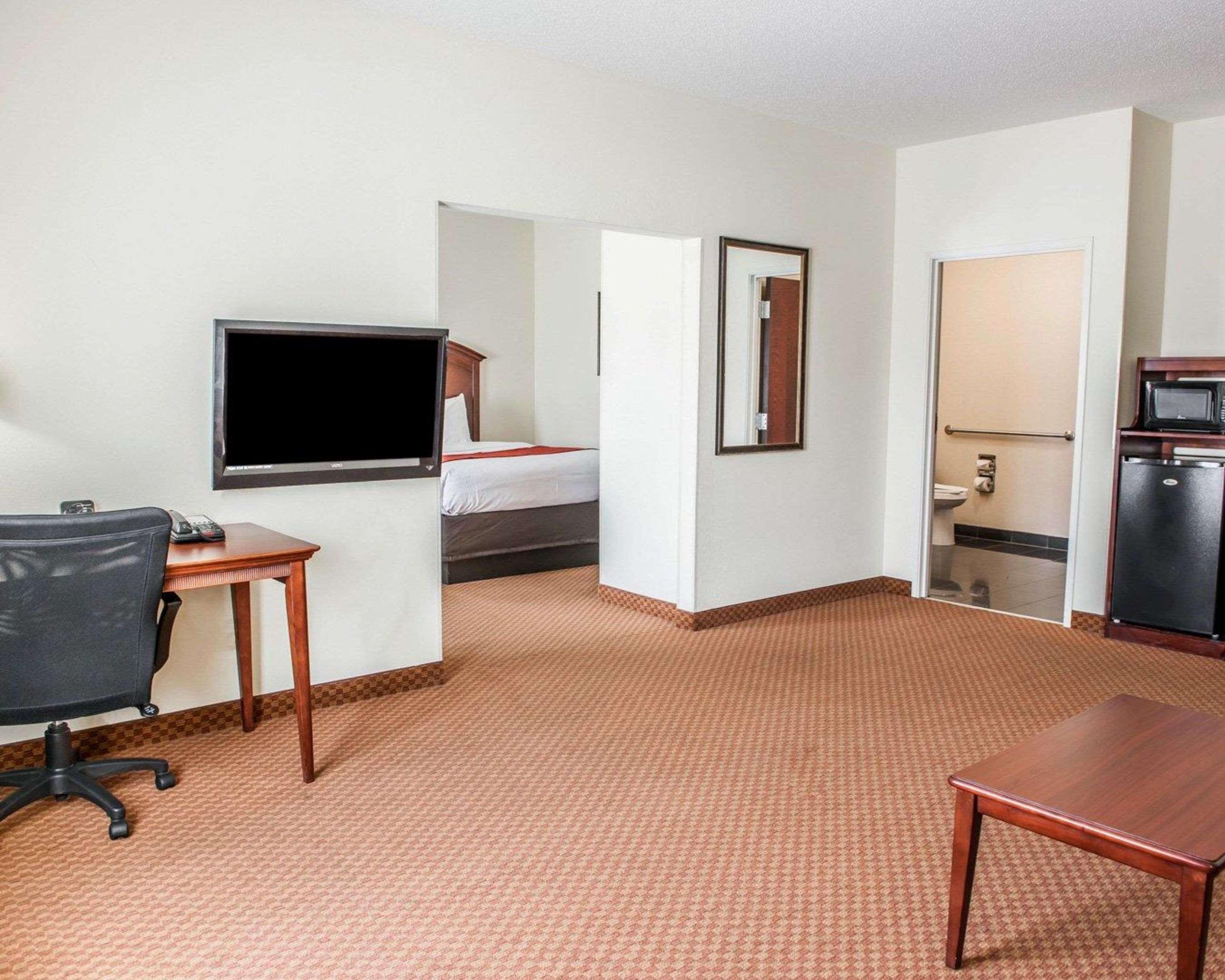 Comfort Suites Near Indianapolis Airport Exterior photo