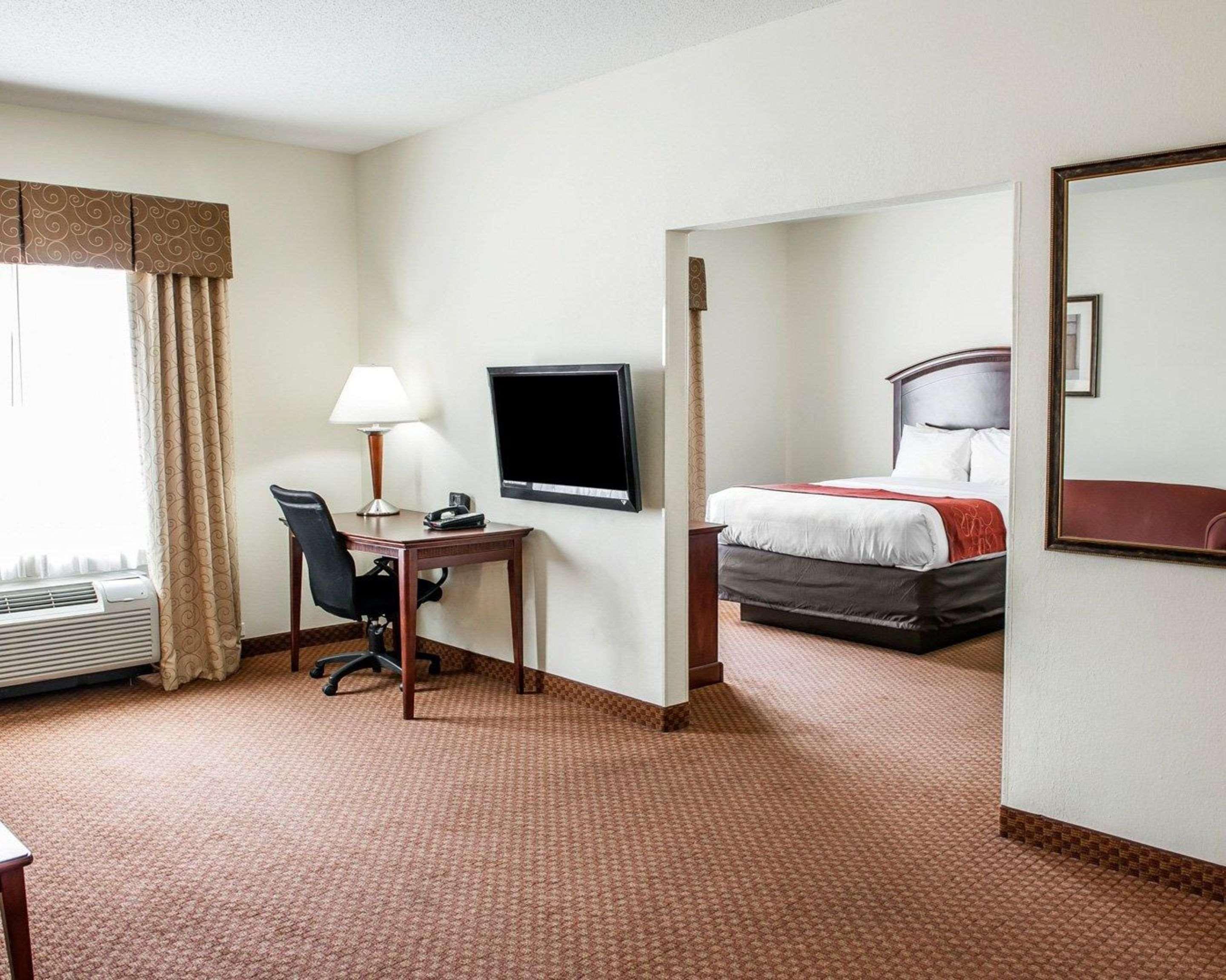 Comfort Suites Near Indianapolis Airport Exterior photo